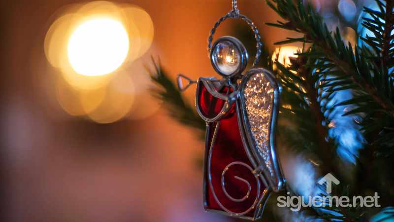 Si cuelgas un adorno de ángel en tu árbol este año, recuerda la alegría que vinieron a anunciar y sé un mensajero que transmite esa alegría a los demás