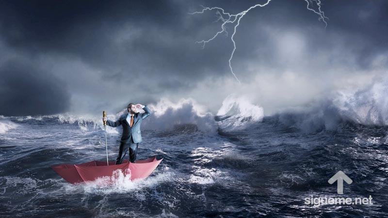 Hombre en medio de la tempestad en medio del mar protegido por DIOS