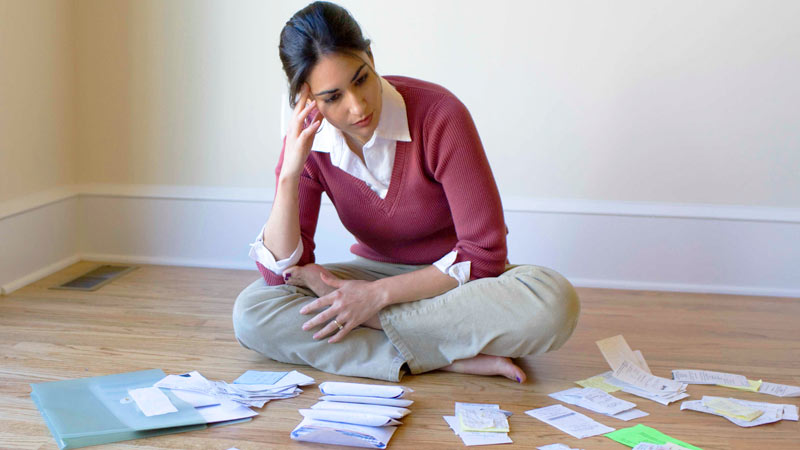 Mujer ordenando sus cuentas y su presupuesto personal