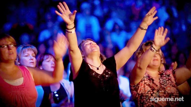 Mujeres cristianas adorando a Dios en la iglesia