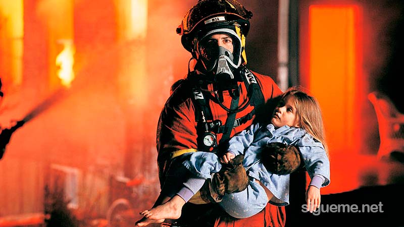 Una niña es rescatada del fuego por un b