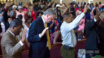 Cristianos orando a Dios en la iglesia