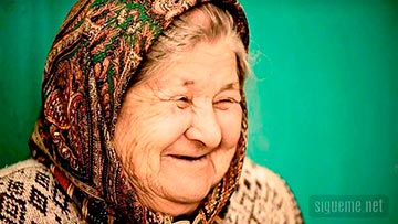 Mujer anciana sonrriendo