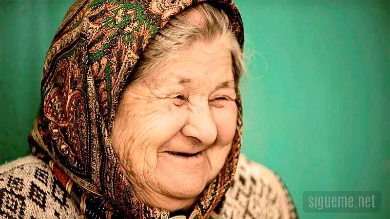 Mujer anciana sonrriendo