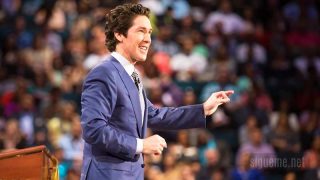 Joel Osteen predicando en el pulpito