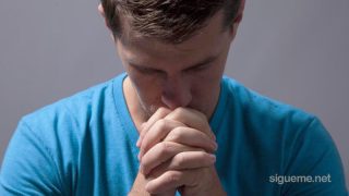 Joven cristiano orando a Dios