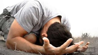 Joven cristiano orando a Dios de rodillas