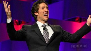 El Pastor Joel Osteen predicando en la Iglesia de Lakewood, en Texas