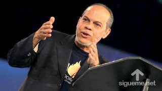El Pastor Miguel Nuñez predicando su sermon sobre la gloria de Dios