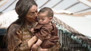 Sara esposa de abraham con su hijo isaac en brazos