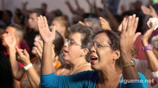 Una mujer de valor adora con todo su corazón, toda su mente y toda su alma.