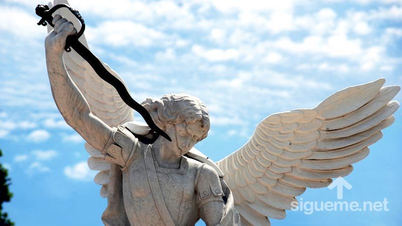 Angel guerrero de Dios con espada desenvainada