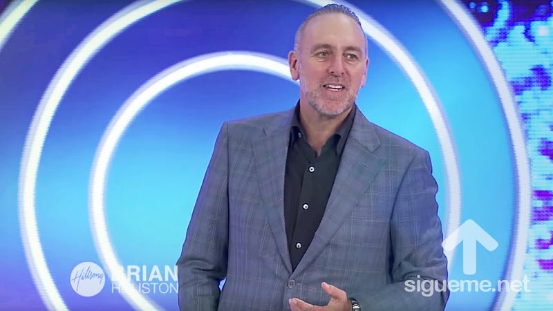 el Pastor Brian Houston predicando en la iglesia de Hillsong Australia