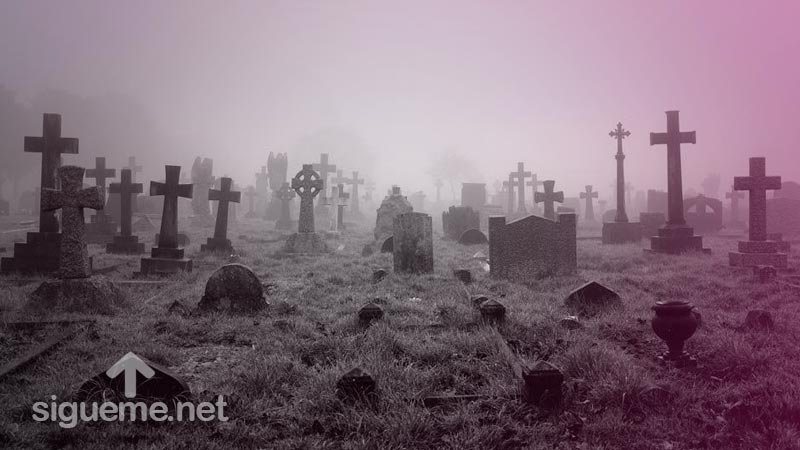 Un cementerio con tumbas antiguas