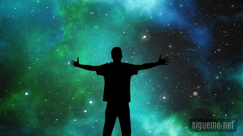 Cristiano contemplando el universos sin limites de Dios