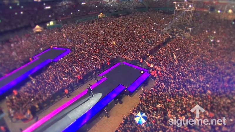 Dante Gebel y Liliana Gebel en un estadio frente a una multi