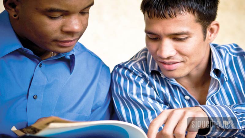 Dos jovenes cristianos leyendo la Biblia