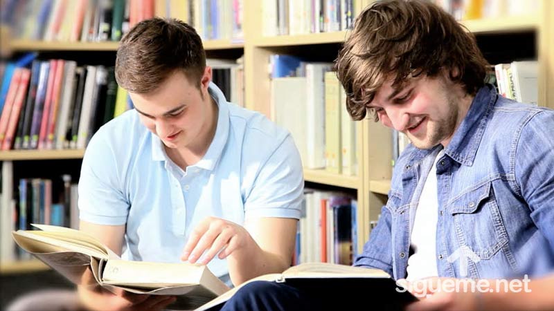 Dos jovenes cristianos estudiando en una biblioteca