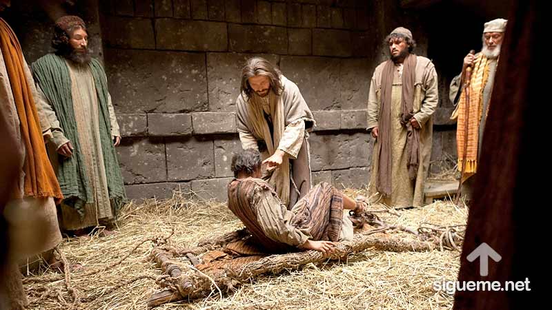 Un paralítico es sanado por Jesús luego de perdonar sus pecados