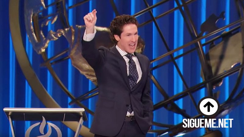 El Pastor Joel Osteen predicando el sermón - Ensanchado en Tiempos de Aflicción, en Lakewood Church