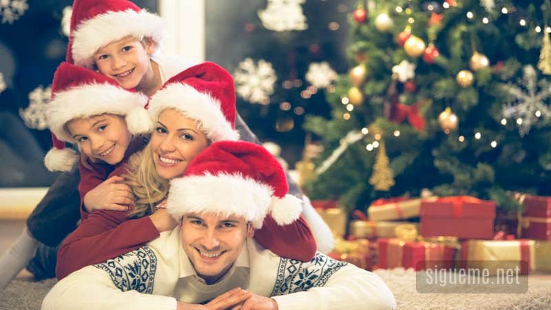 Familia celebrando la Navidad