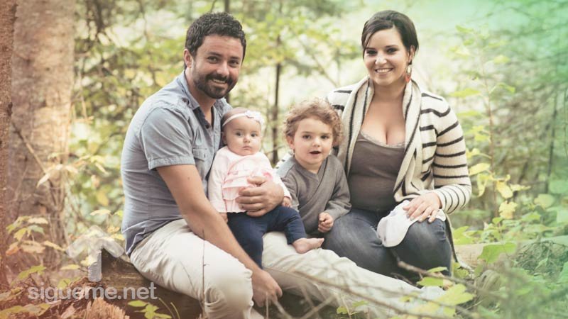 Familia cristiana sonriendo al aire libre