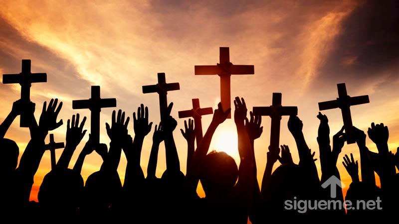 Una generacion de jovenes cristianos alzando cruces