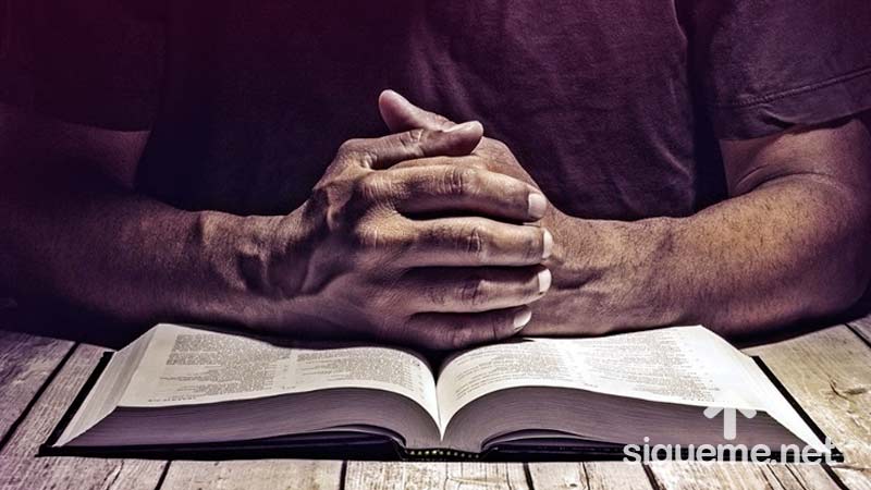 Hombre cristiano leyendo la Biblia, inspirada por el Espiritu Santo