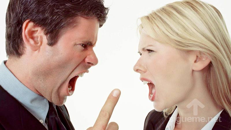 Un hombre y una mujer discuten intensamente con odio y resentimiento