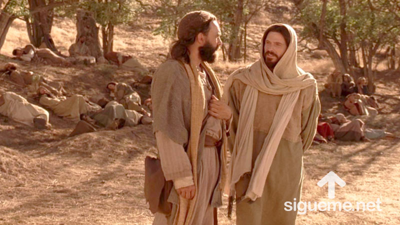 Jesus camina junto a Juan, el discipulo amado