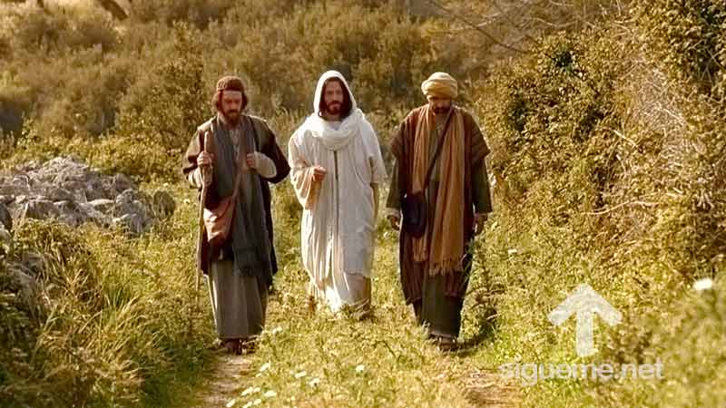 Jesús junto a dos de sus discípulos en el camino a Emaús