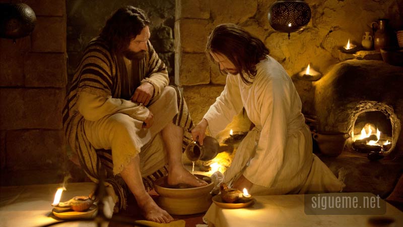 Jesus lava los pies de sus discipulos