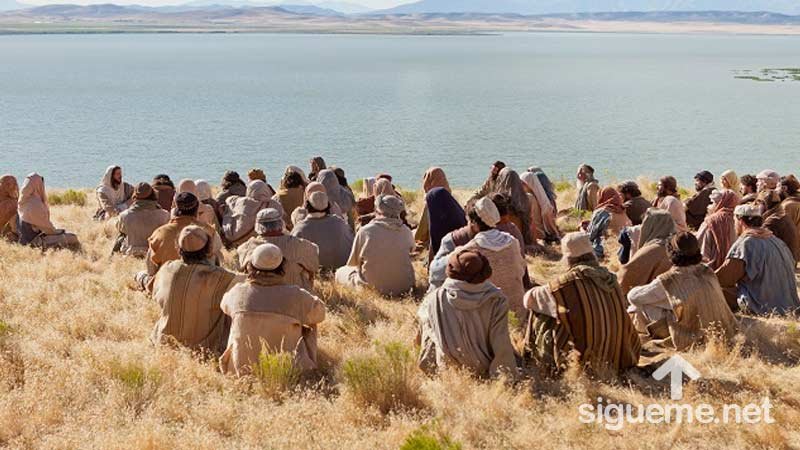 Una multitud escucha el mensaje de Dios a través de Jesus