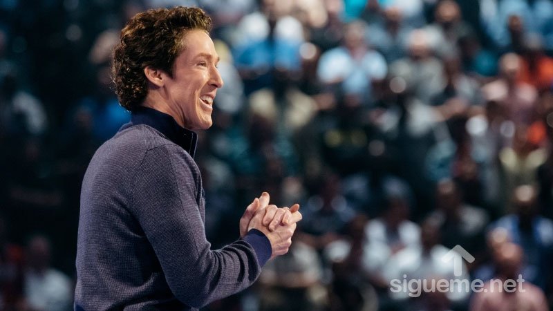 Joel Osteen predicando el mensaje Proteja su mente