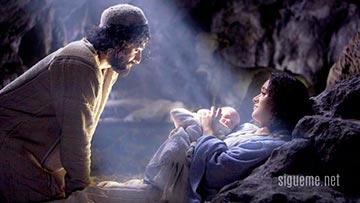 Jose y Maria junto al niño Jesus en el pesebre de Navidad