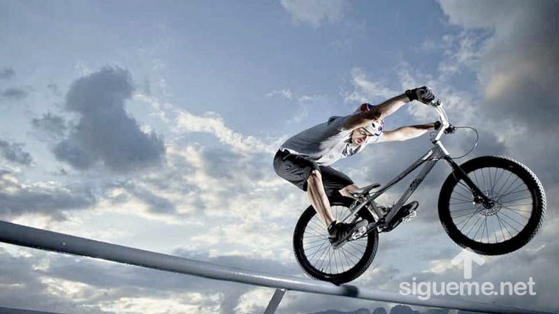 Joven Biker equilibrista