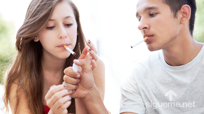 Dos adolescentes fumando cigarrillos