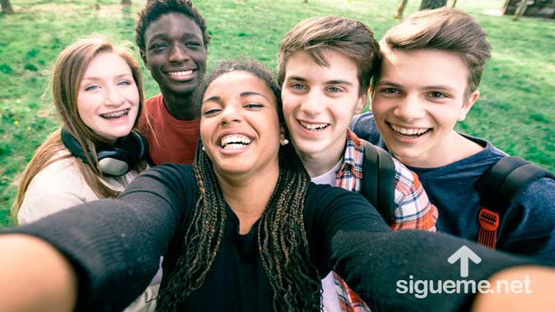 Jovenes cristianos tomandose una selfie