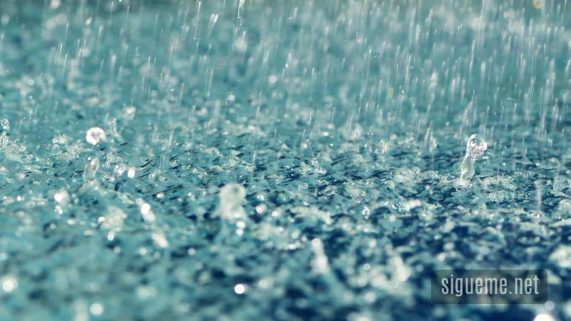 lluvia, gotas caen sobre el agua