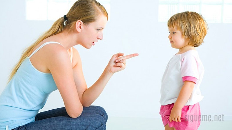 Mama corrigiendo, instruyendo, disciplinando a su hija