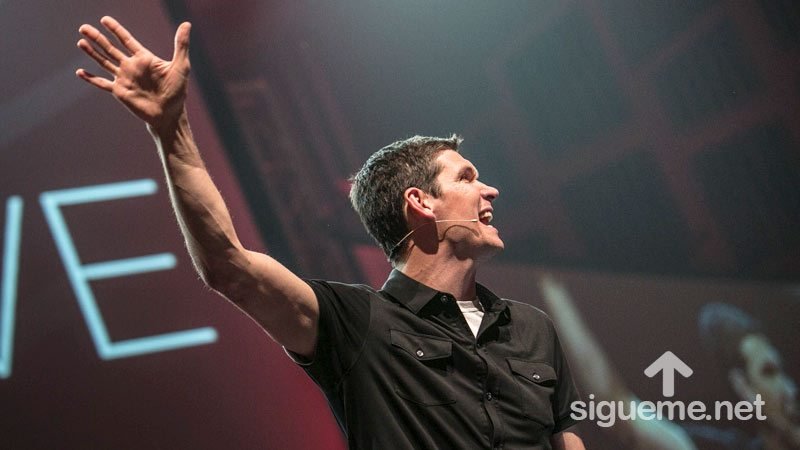 Matt Chandler predicando sobre la grandeza de Dios