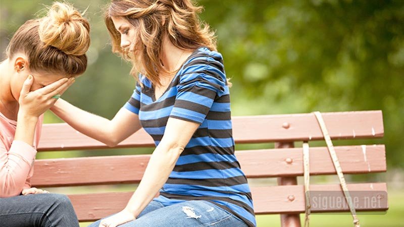 Mujer ofreciendo perdon y reconciliacion