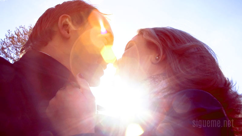 Matrimonio enamorado, feliz, iluminado con la luz del sol