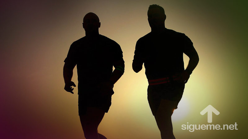 Dos hombres cristianos corriendo, simbolo de aproximarse hacia su propósito