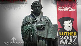 Estatua de Martín Lutero con las 95 Tesis conmemorando los 500 años de la Reforma Protestante