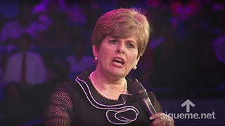 Cindy Jacobs predicando a mujeres cristianas sobre la oración