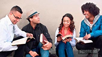 Grupo de jovenes leyendo la Biblia