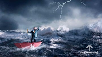 Hombre en medio de la tempestad en medio del mar protegido por DIOS