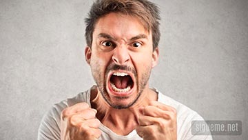 Hombre enojado airado mostrando los puños