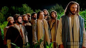 Jesus caminando junto a sus discipulos